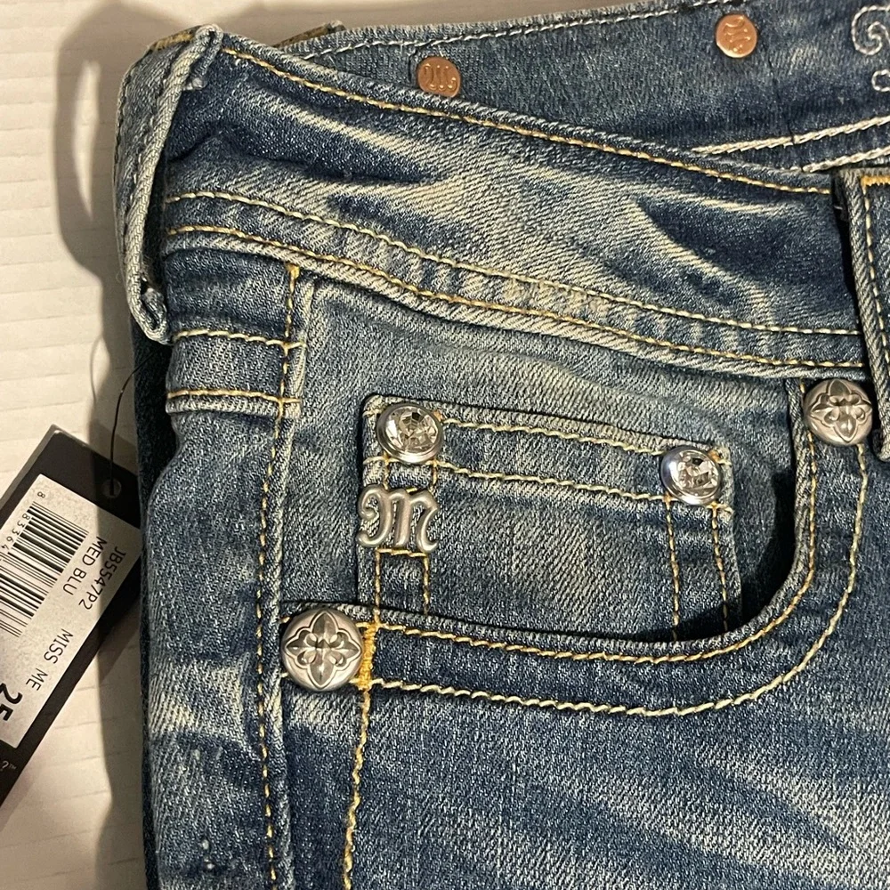 NWT Miss Me Women’s Boyfriend Capri Medium Wash Blue Jeans Size 25‎